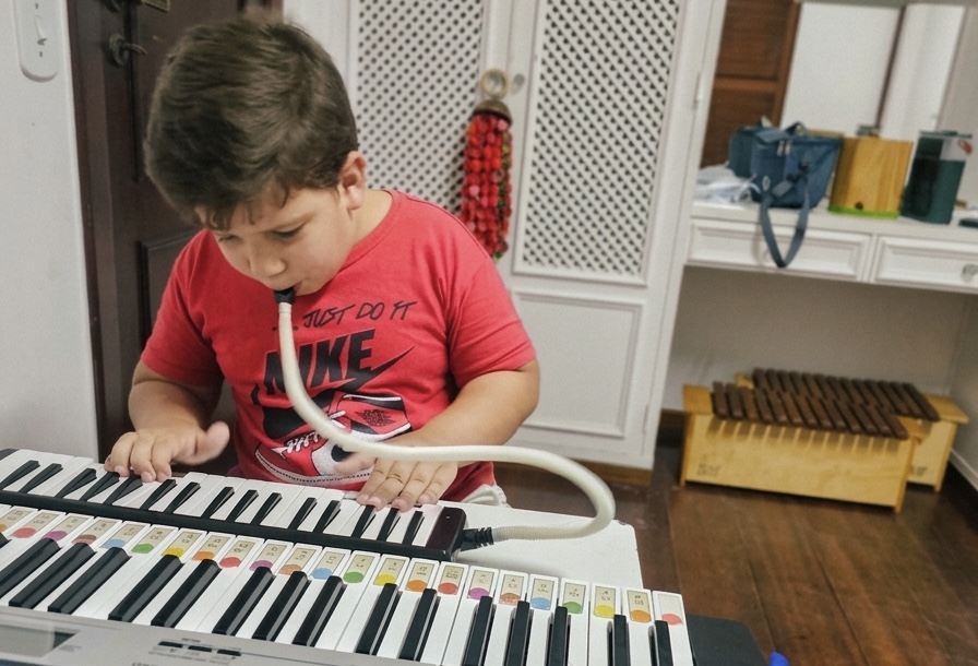 Criança em atendimento com profissional de saúde