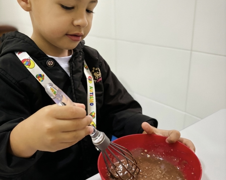 Criança realizando atividade educativa