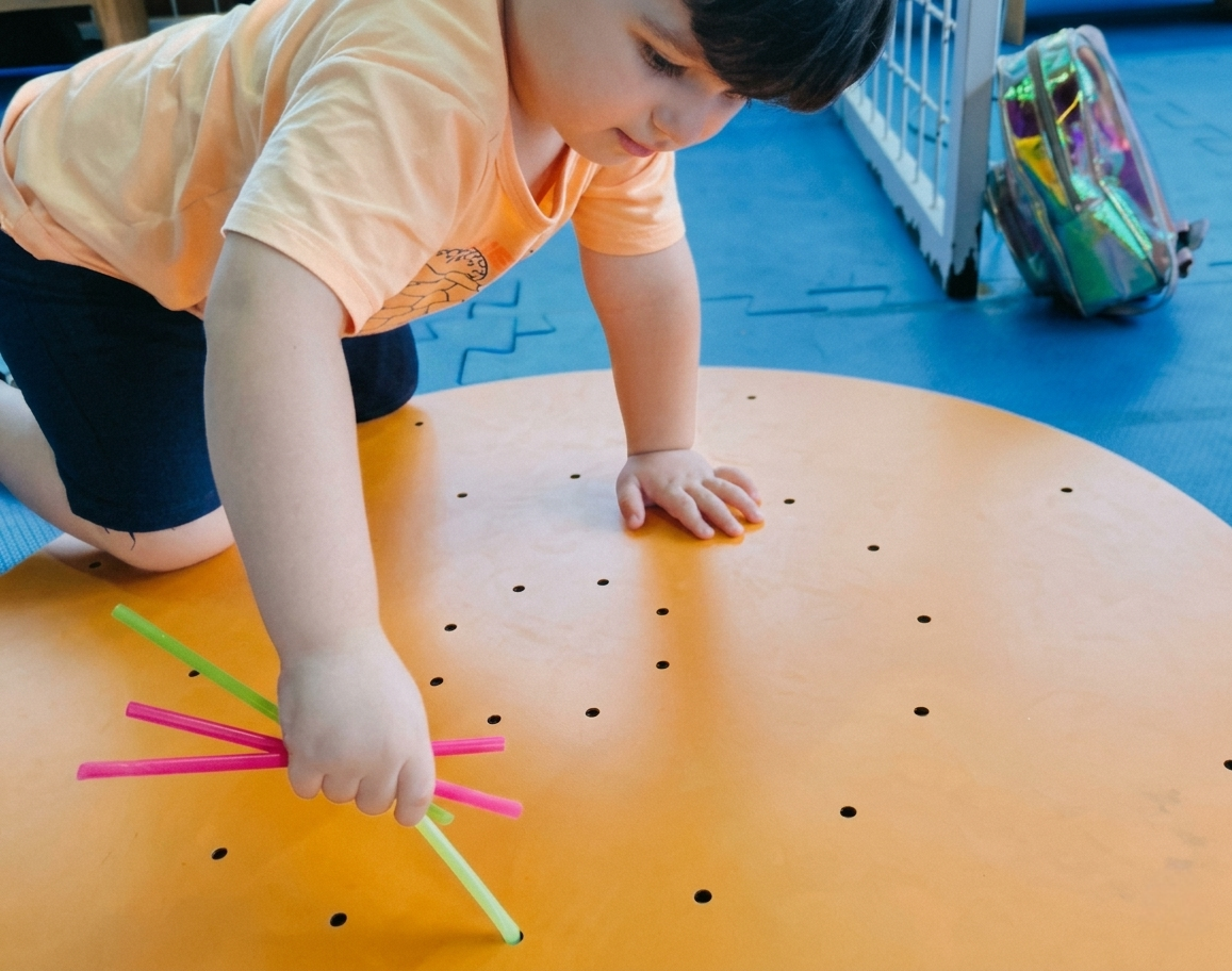 Atendimento multiprofissional com criança