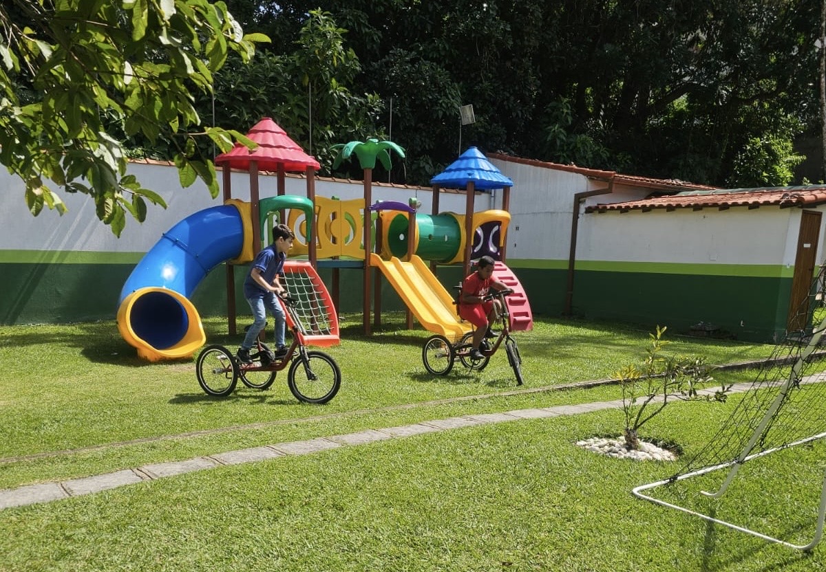 Criança em ambiente acolhedor de desenvolvimento